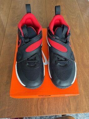 Boys size 11 Nike Team Hustle D 11 (PS) basketball shoes